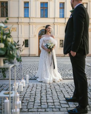 Ve vzduchu cítíme letní svatby! 💍 …a samozřejmě sypané svíčky. 🕯️S Pearlfy na své svatbě snadno vykouzlíte velmi...