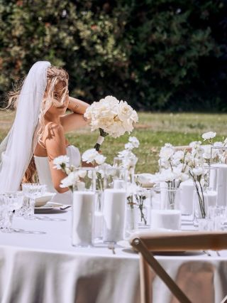 Jasně, letní svatební termíny jsou teď pasé, ale...“Do you wanna build a snowman?” 😇 Svatba s výzdobou jako z “ledového...